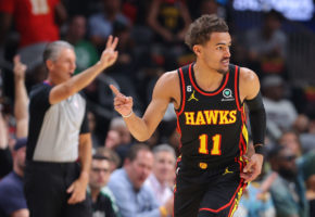 Trae Young celebra una acción