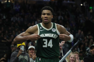 Giannis celebra una acción