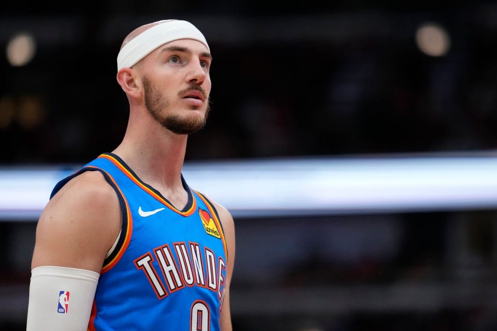 Alex Caruso mira al horizonte durante un partido de los Oklahoma City Thunder