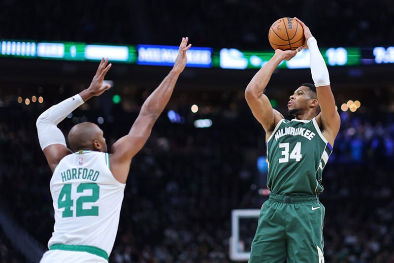 Giannis lanza sobre Horford