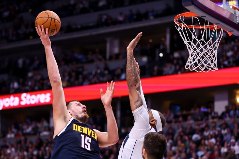 Nikola Jokic anota sobre Gafford