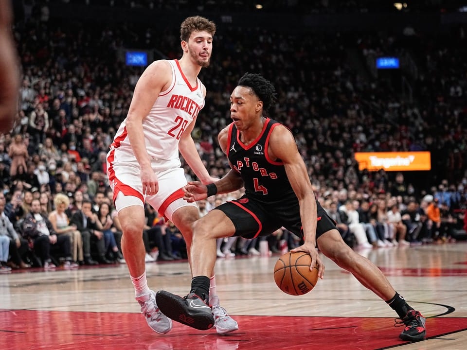 Scottie Barnes trata de superar a Alperen Sengün