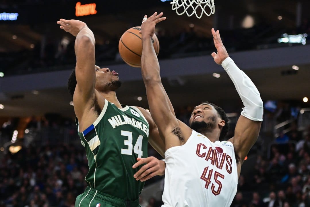 Giannis Antetokounmpo y Donovan Mitchell chocan bajo canasta