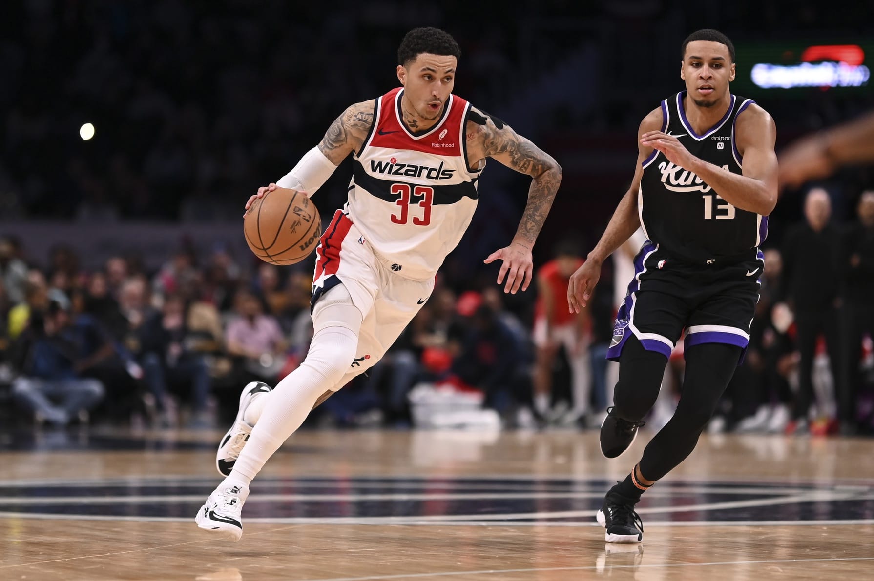 Kyle Kuzma conduce el balón