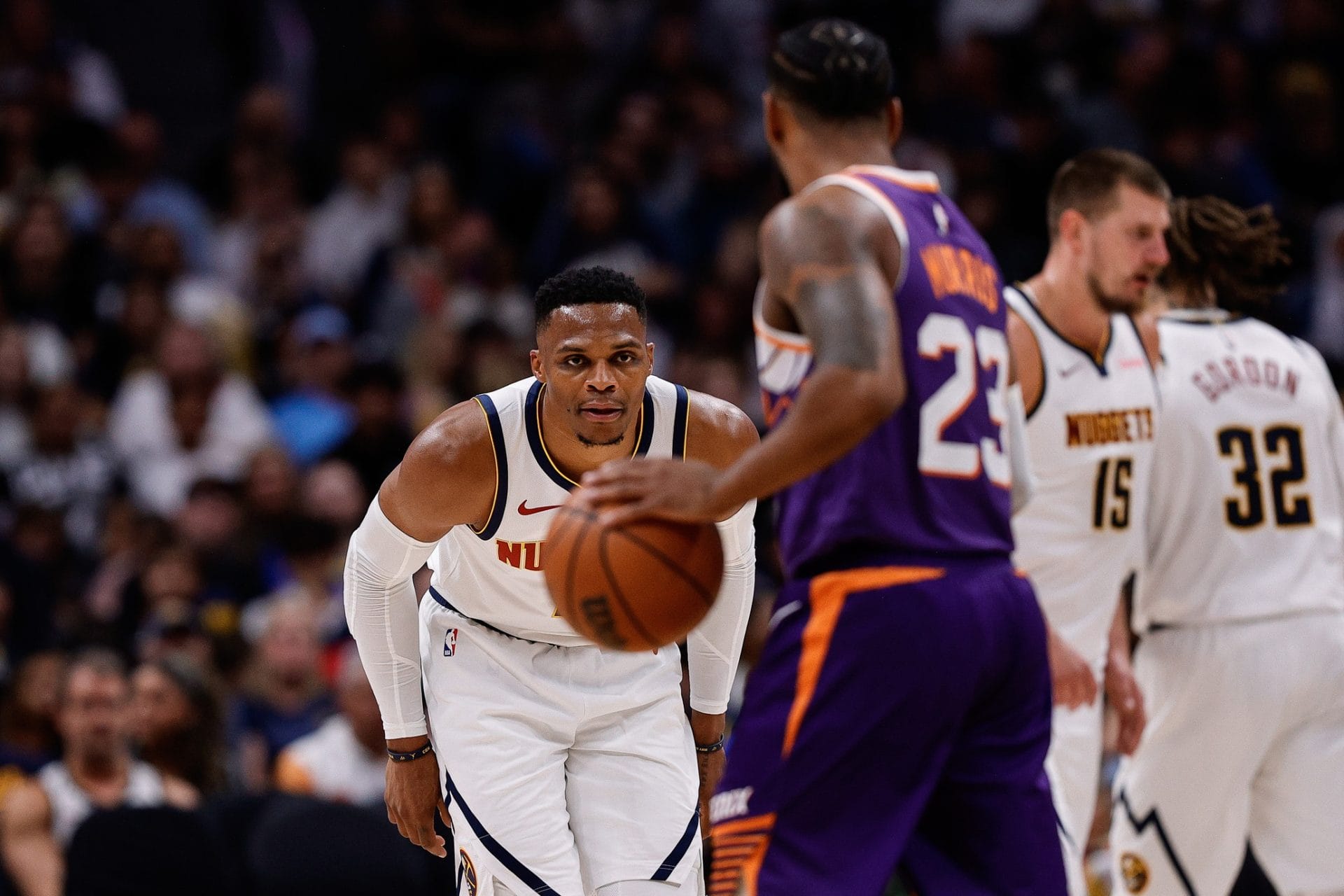 Russell Westbrook defiende a Kevin Durant