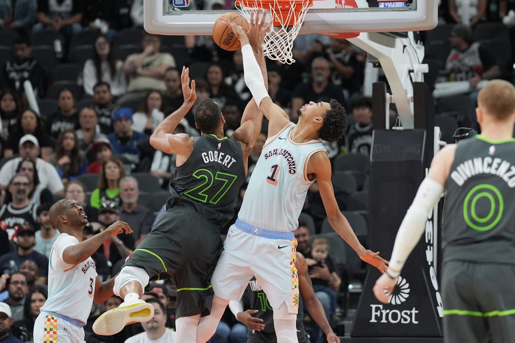 Victor Wembanyama tapona a Rudy Gobert