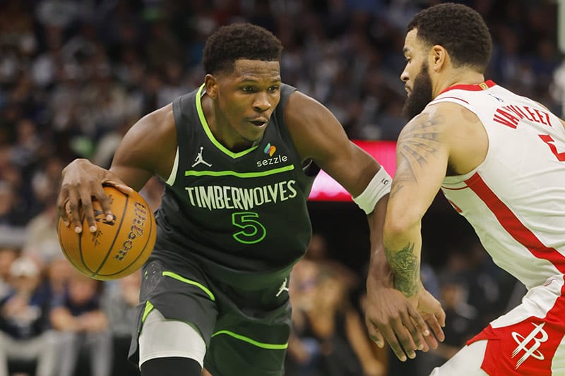 Anthony Edwards ataca a Fred VanVleet