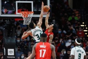 Anfernee Simons desafía a Giannis Antetokounmpo en el intento de un mate.