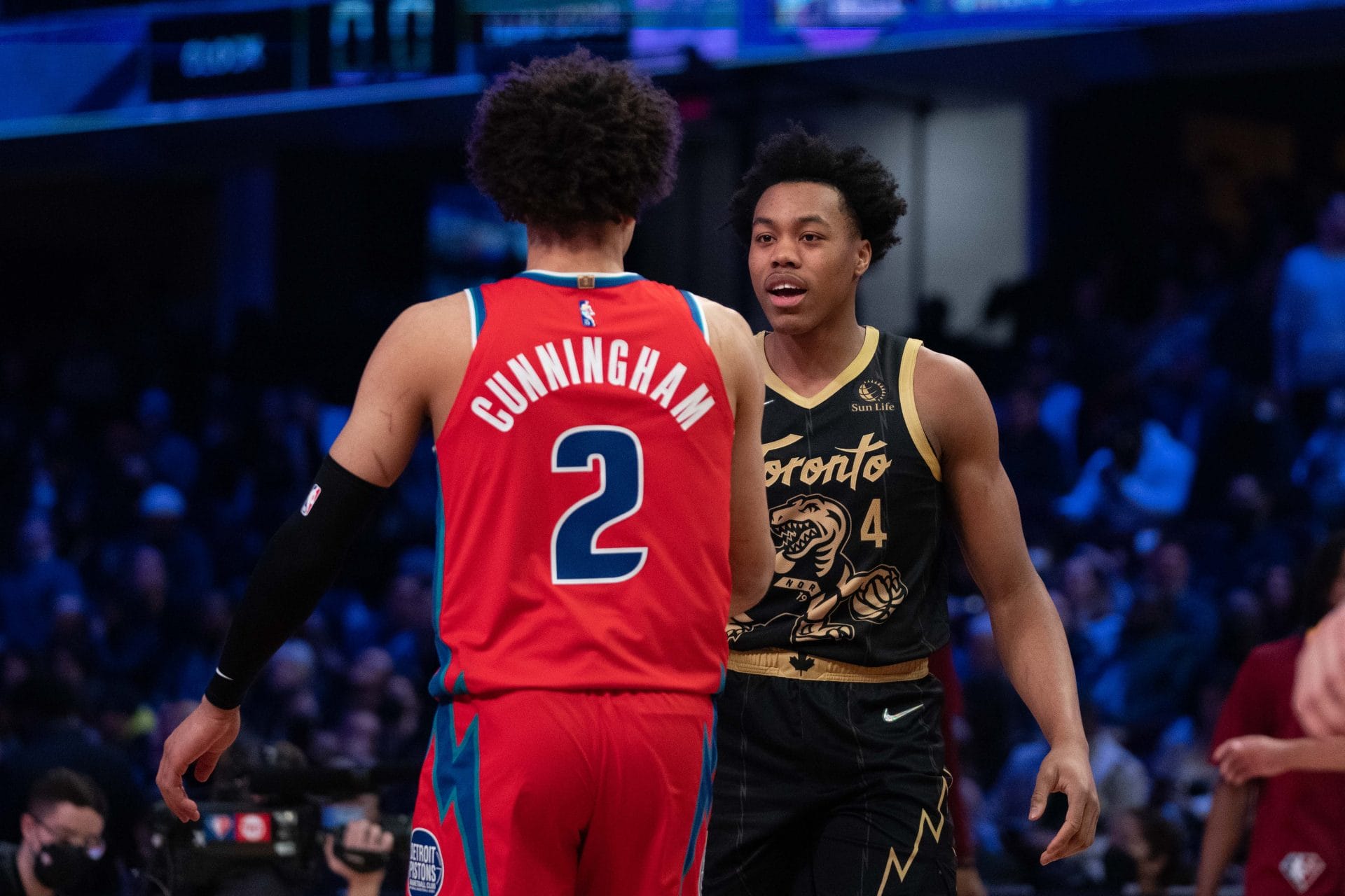 Cade Cunningham y Scottie Barnes se saludan durante un partido.