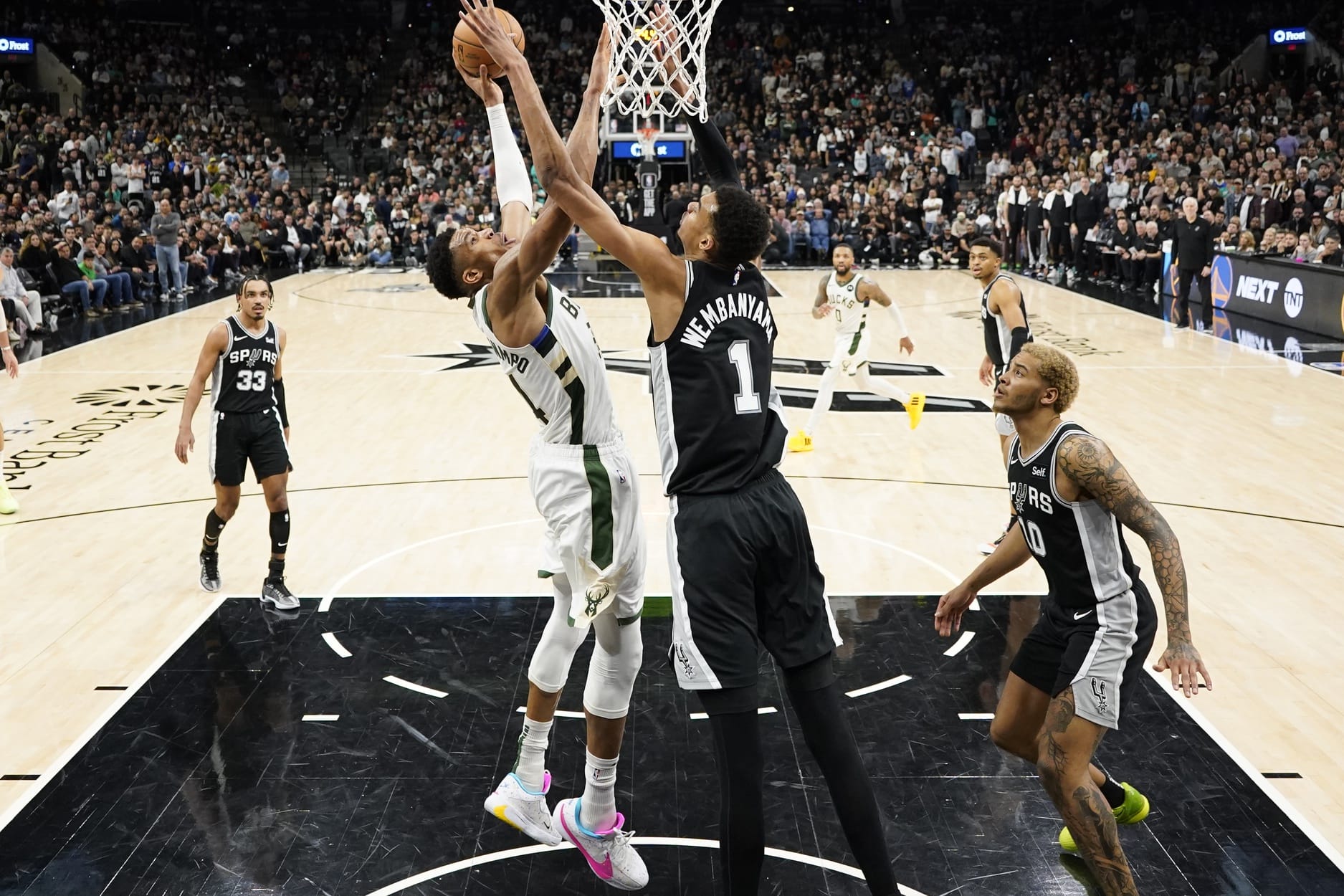 Tampon de Wemby a Antetokounmpo