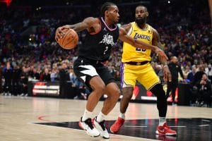 Kawhi Leonard ante la defensa de LeBron James