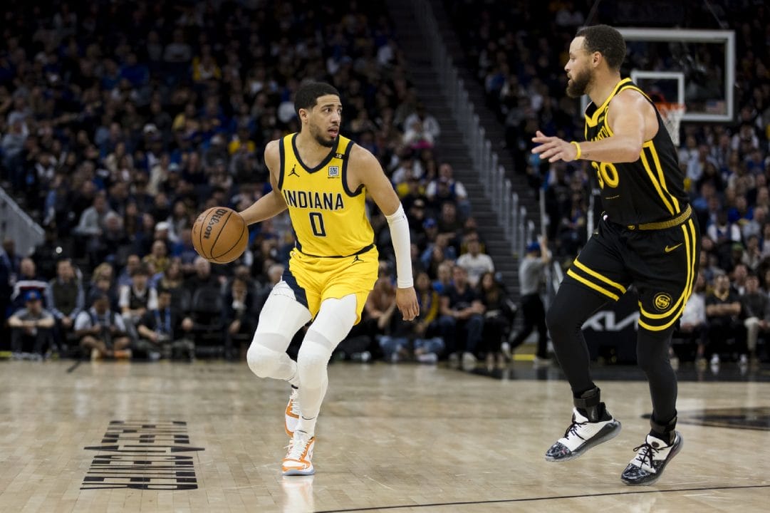 Tyrese Haliburton encara a Stephen Curry.