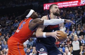 Ivica Zubac y Luguentz Dort pugnan por un balón