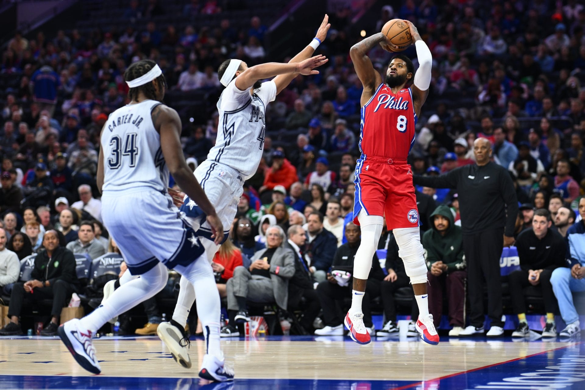Paul George lanza a canasta