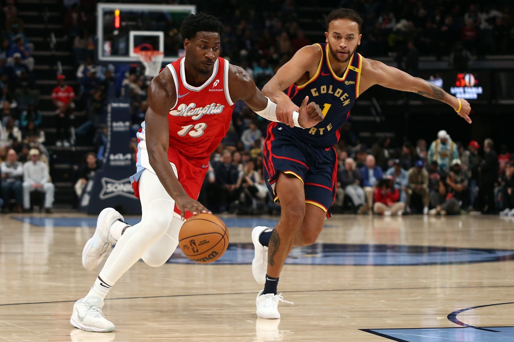 Jaren Jackson Jr. conduce el balón a canasta