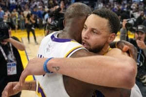 LeBron James y Stephen Curry se funden en un abrazo.