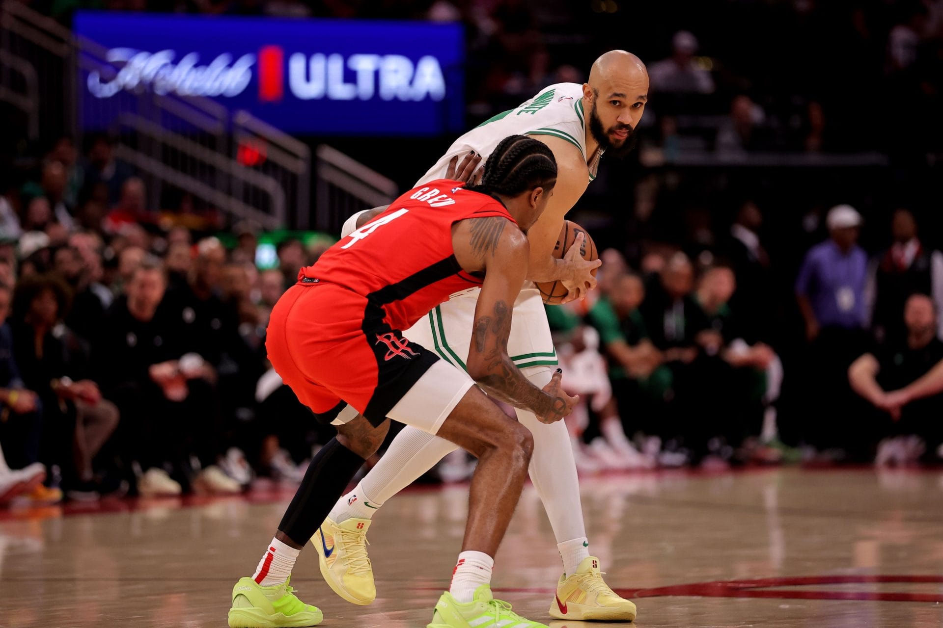 Derrick White ante la defensa de Jalen Green