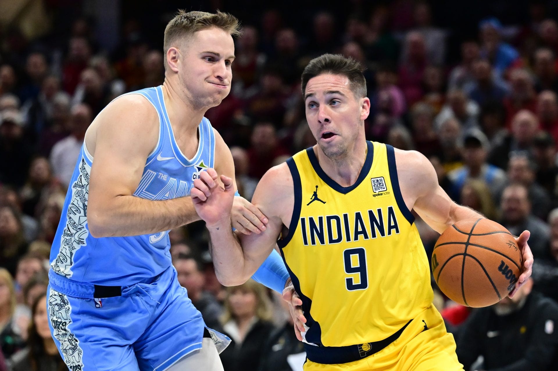T.J. McConnell avanza ante la defensa de Sam Merrill
