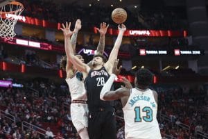 Alperen Sengun trata de anotar ante la defensa de Memphis.