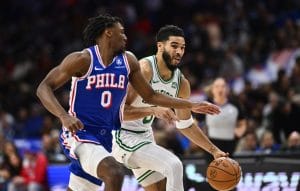 Jayson Tatum trata de superar la defensa de Tyrese Maxey