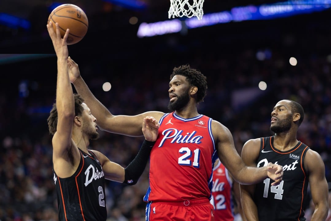 Cade Cunningham intenta superar a Joel Embiid con un pase.