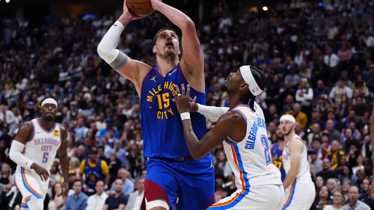Nikola Jokic intenta anotar ante la oposición de Shai Gilgeous-Alexander.